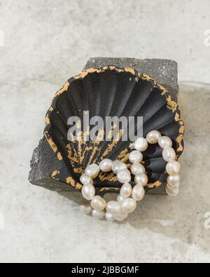 Supporto a forma di conchiglia in gesso, candelabro, fatto a mano. Messa a fuoco selettiva Foto Stock