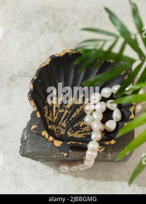 Supporto a forma di conchiglia in gesso, candelabro, fatto a mano. Messa a fuoco selettiva Foto Stock