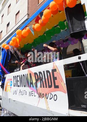 Cremona Pride, una città arcobaleno. Le strade sono affollate di gente che festeggia il giorno dedicato a rivendicare i diritti della comunità LGBTQIA. Foto Stock