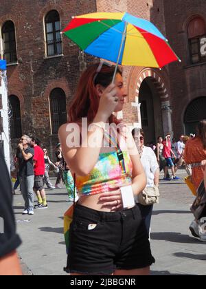 Cremona Pride, una città arcobaleno. Le strade sono affollate di gente che festeggia il giorno dedicato a rivendicare i diritti della comunità LGBTQIA. Foto Stock