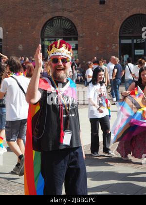 Cremona Pride, una città arcobaleno. Le strade sono affollate di gente che festeggia il giorno dedicato a rivendicare i diritti della comunità LGBTQIA. Foto Stock