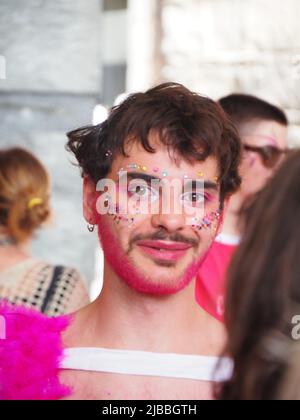 Cremona Pride, una città arcobaleno. Le strade sono affollate di gente che festeggia il giorno dedicato a rivendicare i diritti della comunità LGBTQIA. Foto Stock