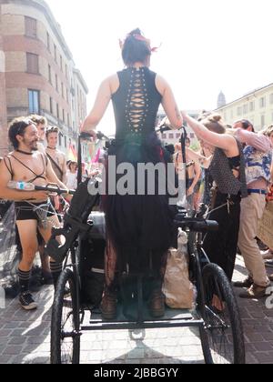 Cremona Pride, una città arcobaleno. Le strade sono affollate di gente che festeggia il giorno dedicato a rivendicare i diritti della comunità LGBTQIA. Foto Stock