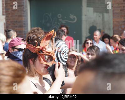 Cremona Pride, una città arcobaleno. Le strade sono affollate di gente che festeggia il giorno dedicato a rivendicare i diritti della comunità LGBTQIA. Foto Stock