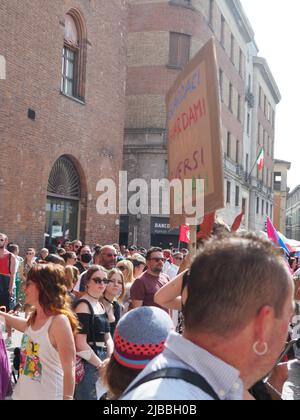 Cremona Pride, una città arcobaleno. Le strade sono affollate di gente che festeggia il giorno dedicato a rivendicare i diritti della comunità LGBTQIA. Foto Stock