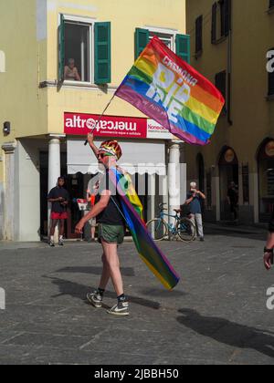 Cremona Pride, una città arcobaleno. Le strade sono affollate di gente che festeggia il giorno dedicato a rivendicare i diritti della comunità LGBTQIA. Foto Stock