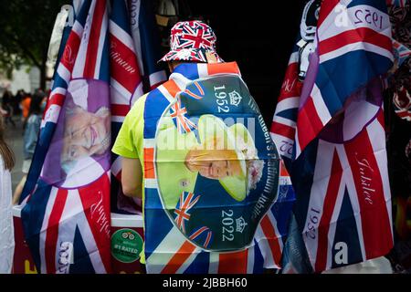 Londra, Regno Unito. 2nd giugno 2022. Un sostenitore reale indossa un abito a tema Union Jack accanto a un negozio che vende Union Jacks a Trafalgar Square per Trooping the Color a Londra durante la celebrazione. I Royal Well Wishers si riuniscono a Trafalgar Square per celebrare Trooping the Color come parte del Queen's Platinum Jubilee di Londra. (Credit Image: © Tejas Sandhu/SOPA Images via ZUMA Press Wire) Foto Stock