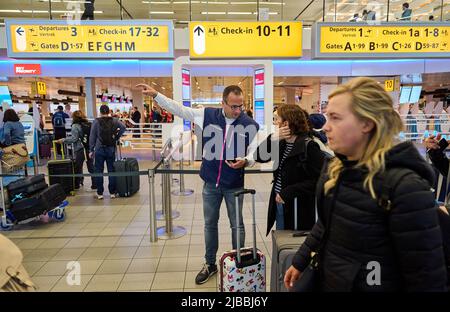 Amsterdam, Paesi Bassi. 5th giugno 2022. 2022-06-05 07:19:28 SCHIPHOL - i viaggiatori sono già in coda nella sala partenze di Schiphol di mattina presto. I viaggiatori possono accedere alle sale partenze solo se il loro volo parte entro quattro ore. ANP PHIL NIJHUIS netherlands out - belgium out Credit: ANP/Alamy Live News Foto Stock