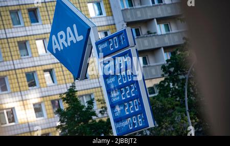 Berlino, Germania. 05th giugno 2022. Solo pochi giorni dopo la riduzione delle tasse sui prezzi della benzina, i prezzi sono nuovamente aumentati in modo significativo in molti luoghi. Credit: Paul Zinken/dpa/Alamy Live News Foto Stock