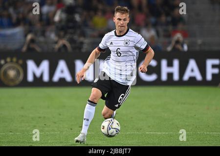 Bologna, Italia. 04th giugno 2022. Joshua KIMMICH (GER), azione, azione singola, immagine singola, ritaglio, Full body shot, full figure Soccer UEFA Nations League, Group Phase 1st matchday Italy (ITA) - Germany (GER) 1-1, on June 4th, 2022, Renato Dall `Ara Stadium Bologne Credit: dpa/Alamy Live News Foto Stock