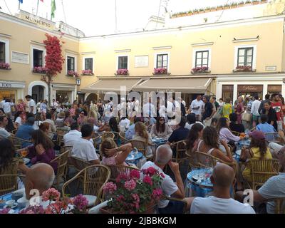 Capri (Italia): la famosa Piazzetta e i bar piani Foto Stock
