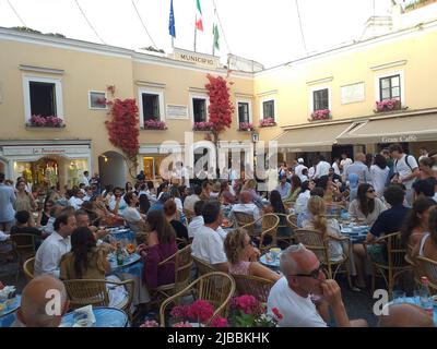 Capri (Italia): la famosa Piazzetta e i bar piani Foto Stock