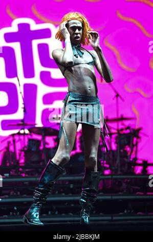 Affonda la preforma Pink & DJ Tete Bang al Mighty Hoopla Pop Music Festival di Londra 2022 Day 2 al Brockwell Park, Londra, Regno Unito. 4th giugno 2022. Credit: Vedi li/Picture Capital/Alamy Live News Foto Stock