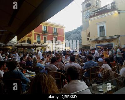 Capri (Italia): la famosa Piazzetta e i bar piani Foto Stock