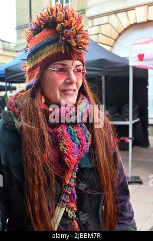 donna hippy con cappello mohawk, bury st edmunds Foto Stock