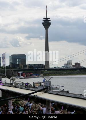 Germania, Dusseldorf, passeggiata sul Reno, 21 maggio 2022, Ore 2:55, Japan Day, torre televisiva e di osservazione nel Media Harbor, vista parziale del gas Foto Stock