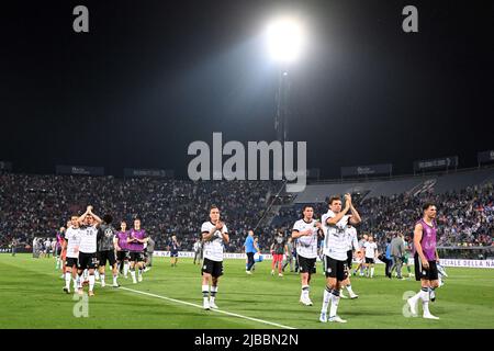 Bologna, Italia. 04th giugno 2022. Calcio: Lega delle Nazioni A, Italia - Germania, fase del gruppo, Gruppo 3, giorno di incontro 1, Stadio Renato Dall'Ara. I giocatori tedeschi ringraziano i loro fan. Credit: Federico Gambarini/dpa/Alamy Live News Foto Stock