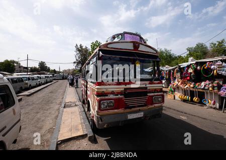 Damasco, Siria - Maggio, 2022: Vecchio autobus colorato in attesa alla stazione degli autobus pubblici a Damasco Foto Stock