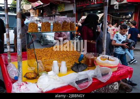 Damasco, Siria - Maggio, 2022: Venditore di strada che vende snack di mais Foto Stock