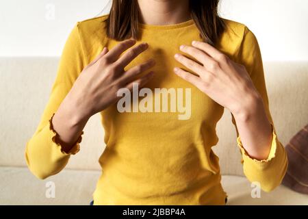 Teenage ragazza che pratica EFT colpendo o la tecnica di libertà impressionabile - che si chiuda il punto del collarbone Foto Stock