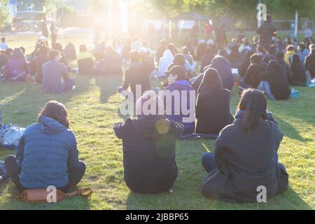 Una veglia è stata tenuta in rebranza di coloro che sono stati uccisi dal Partito Comunista Cinese nel 1989 in Piazza Tiananmen a Pechino. 330 persone hanno partecipato a questa veglia a Edimburgo. Foto Stock