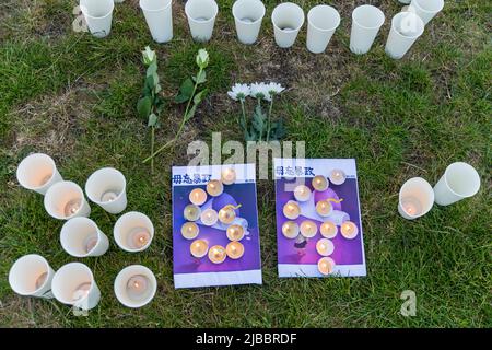 Una veglia è stata tenuta in rebranza di coloro che sono stati uccisi dal Partito Comunista Cinese nel 1989 in Piazza Tiananmen a Pechino. 330 persone hanno partecipato a questa veglia a Edimburgo. Foto Stock