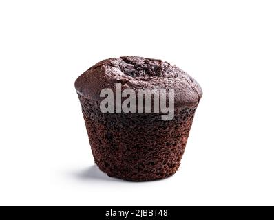 Muffin al cioccolato fondente farciti con marmellata isolata su bianco Foto Stock