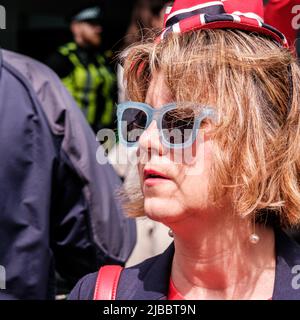 Epsom Surrey, Londra UK, Giugno 04 2022, Donna con capelli biondi corti che indossa Union Jack Novelty Hat Foto Stock