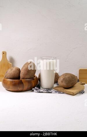 Bicchiere con latte di patate alla patata. Tendenza nel consumo sano. Cibo alternativo. Latte vegetale sano. Foto verticale Foto Stock