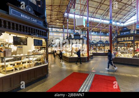 Stoccolma, Svezia - Febbraio 15 2022: La gente acquista cibo fresco nella famosa sala alimentare Östermalms Saluhall che risale al 1888 a Stoccolma, Swe Foto Stock