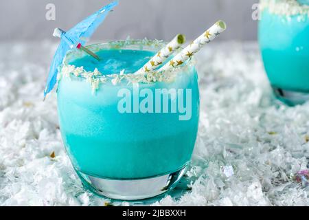 Cocktail di Natale Jack Frost con rum di cocco, curacao blu, crema di cocco e succo di ananas Foto Stock