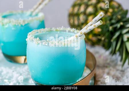 Cocktail di Natale Jack Frost con rum di cocco, curacao blu, crema di cocco e succo di ananas Foto Stock