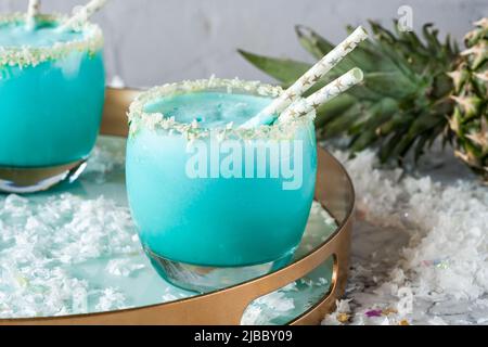 Cocktail di Natale Jack Frost con rum di cocco, curacao blu, crema di cocco e succo di ananas Foto Stock