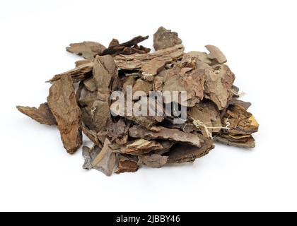 Substrato per terreno orchidea, contiene da sphagnum muss, corteccia di pino, cocco. Mucchio di pezzi di teck di albero di pino asciutto isolato su bianco. Broken Woods Nat Foto Stock