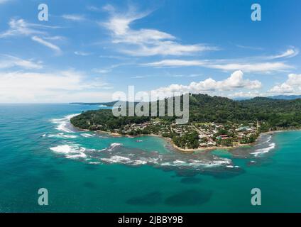 Puerto Viejo, Costa Rica: Panorama aereo della famosa città di Puerto Viejo sul mare dei Caraibi e la costa in America Centrale in una giornata di sole. Foto Stock