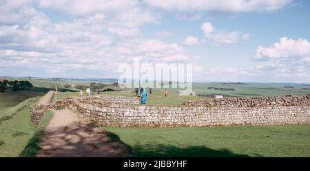 Rovine del forte romano ‘Vercovicium’ o ‘Borcovicium’ a Housesteads, angolo nord-ovest di 37th milecastle sul Muro di Adriano per la Legione ‘Augusta’ del 2nd. Resti di una fortificazione difensiva romana conosciuta come il Muro di Adriano, per un totale di circa 118 km con numero di fortezze, castelli e torrette. Scansione di archivio da un vetrino. Settembre 1972. Foto Stock