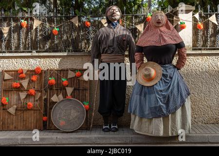 Porreres, Spagna; giugno 04 2022: Fiera annuale delle albicocche nella città di Porreres, Spagna. Decorazione di strada con sculture di lavoratori agricoli e. Foto Stock