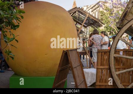 Porreres, Spagna; giugno 04 2022: Fiera annuale delle albicocche nella città di Porreres, Spagna. Bancarelle di strada che vendono albicocche e deserti Foto Stock