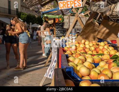 Porreres, Spagna; giugno 04 2022: Fiera annuale delle albicocche nella città di Porreres, Spagna. Bancarelle di strada che vendono albicocche e deserti Foto Stock