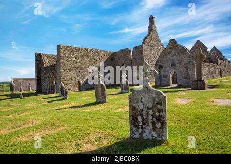 Clonmacnoise Cattedrale con le tipiche croci e tombe. Le rovine del monastero. L'Irlanda Foto Stock