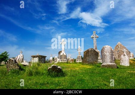 Clonmacnoise Cattedrale con le tipiche croci e tombe. Le rovine del monastero. L'Irlanda Foto Stock