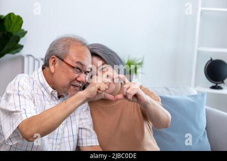 Una felice coppia in pensione che si guarda a casa. I pensionati si prendono cura a casa. Foto Stock
