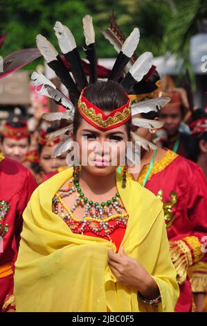 Giacarta, Indonesia - 28 aprile 2013 : le donne Dayak del Borneo, Kalimantan, indossano abiti tradizionali al festival Dayak di Jakarta, Indonesia Foto Stock