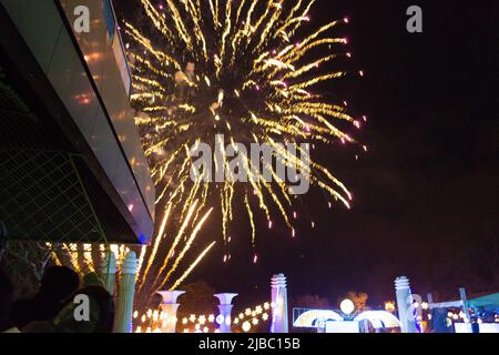 Lampi di fuochi d'artificio festosi sullo sfondo del cielo nero sulla piazza a Capodanno notte nella città di Varna, Bulgaria Foto Stock