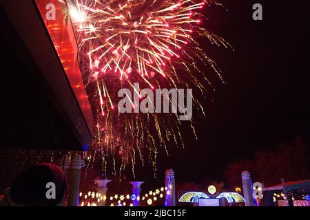 Lampi di fuochi d'artificio festosi sullo sfondo del cielo nero sulla piazza a Capodanno notte nella città di Varna, Bulgaria Foto Stock