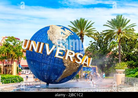 Logo del globo o o segno di affari durante una giornata di cielo blu. Universal Studios Florida è un luogo famoso e una delle principali attrazioni turistiche dello stato del sud. Foto Stock