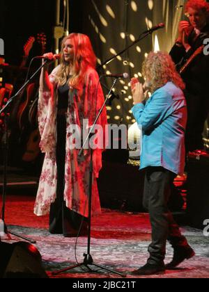 Forest Hills Stadium, Queens, NY, USA. Giugno 4, 2022. Robert Plant e Alison Krauss hanno eseguito "Rock and Roll" di Zeppelin durante la loro settimana di lancio del Tour 2022. Credit: ©Julia Mineeva/EGBN TV News/Alamy Live News Foto Stock