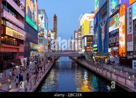 Giappone. Kansai. Osaka. Cartelli illuminati al Ponte Ebisu sul canale Dōtonbori Foto Stock