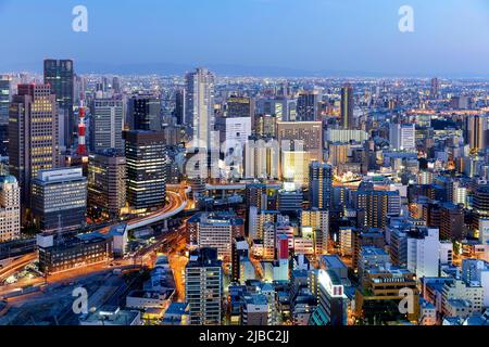 Giappone. Kansai. Osaka. Il quartiere finanziario degli affari al tramonto Foto Stock