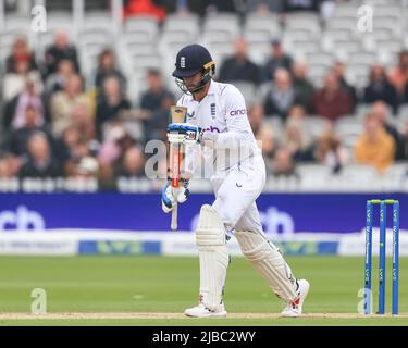 Londra, Regno Unito. 05th giugno 2022. Ben Foakes of England ispects his bat Credit: News Images /Alamy Live News Foto Stock